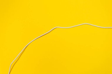 Sarı arkaplandaki USB kabloları