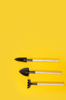 Sarı arkaplanda bahçe araçları