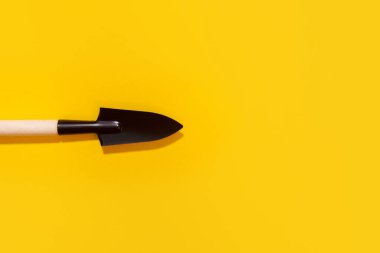 Sarı arkaplanda bahçe araçları