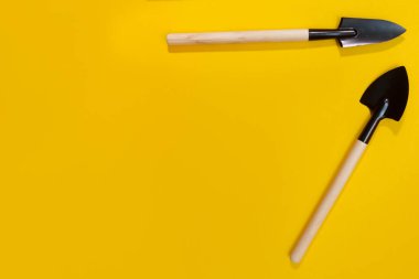 Sarı arkaplanda bahçe araçları