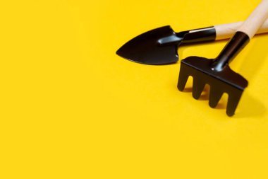 Sarı arkaplanda bahçe araçları