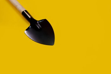 Sarı arkaplanda bahçe araçları