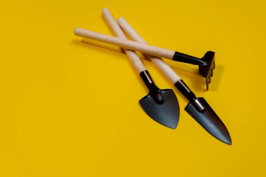 Sarı arkaplanda bahçe araçları