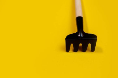 Sarı arkaplanda bahçe araçları