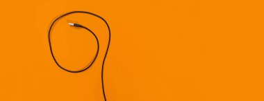 Sarı arkaplandaki USB kabloları