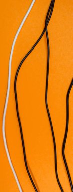 Turuncu arkaplanda USB kablo panoraması