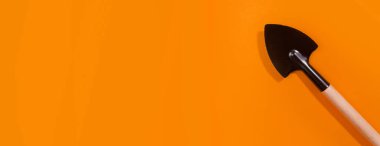 turuncu arkaplanda bahçe araçları panoraması