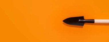 turuncu arkaplanda bahçe araçları panoraması