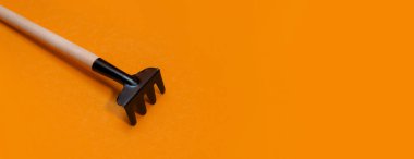 turuncu arkaplanda bahçe araçları panoraması