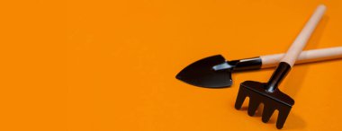 turuncu arkaplanda bahçe araçları panoraması