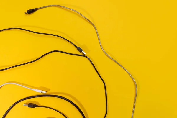 Usb Wires Yellow Background — Stock Photo, Image