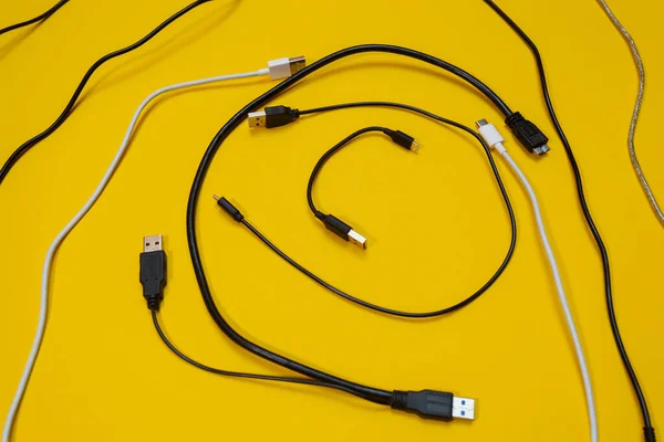 Sarı Arkaplandaki Usb Kabloları — Stok fotoğraf