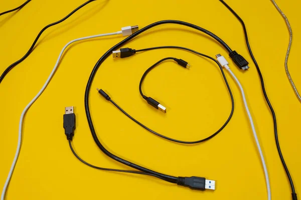 Fios Usb Fundo Amarelo — Fotografia de Stock