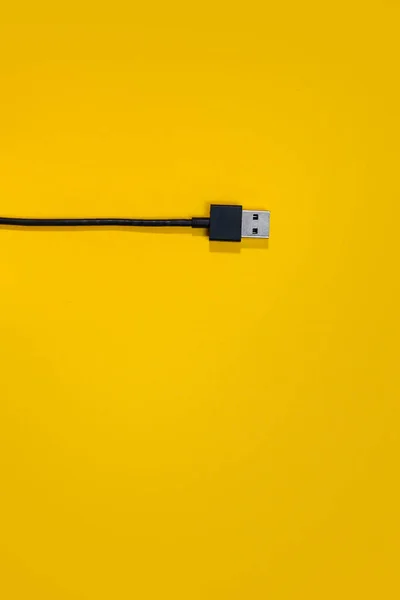 Usb Kabel Auf Gelbem Hintergrund — Stockfoto