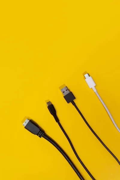 Fios Usb Fundo Amarelo — Fotografia de Stock