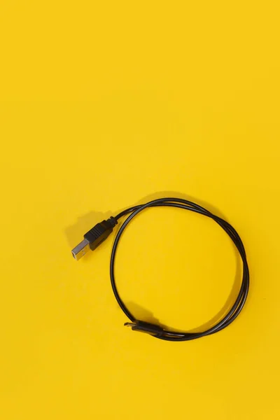 Fios Usb Fundo Amarelo — Fotografia de Stock