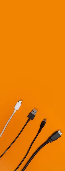 Panorama Över Usb Kablar Orange Bakgrund — Stockfoto