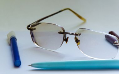 gözlük ve kalemler