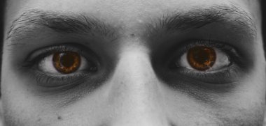 Adamın gözleri kahverengi