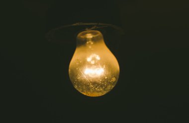 Siyah üstüne sarı ampul