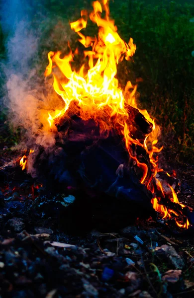 Brinnande på natten — Stockfoto