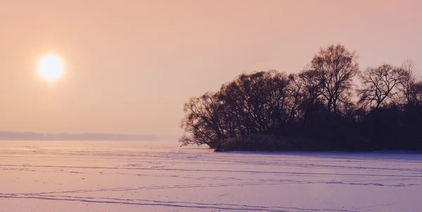 Coucher de soleil sur le lac gelé — Photo