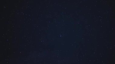 Gece gökyüzünde bulutlarla birlikte yıldızların hareketlerinin büyülü zamanı.