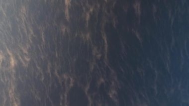 Şafak vakti yüksekten gölün üzerindeki hareket eden sisin görüntüsü