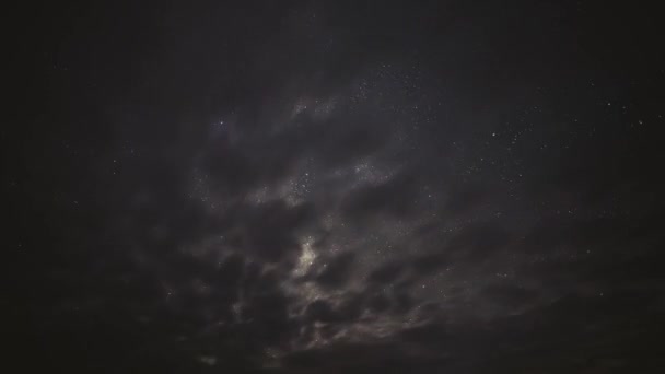 Timelapse Drogi Mlecznej Poruszający Się Nocnym Niebie Pośród Chmur — Wideo stockowe