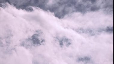 Zaman ayarlı Güzel beyaz bulutlar gökyüzünde süzülür Farklı yönlere doğru