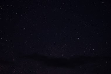 Gece gökyüzünde yıldızlar, yakın plan. Yaz gecesi gökyüzü