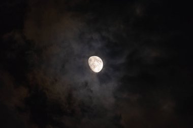 Yıldızların ve bulutların arasındaki ay