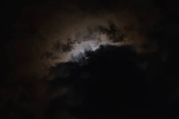 Månen Bland Stjärnorna Och Molnen — Stockfoto
