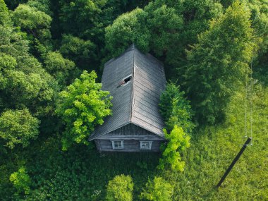 Bir Rus köyünde terk edilmiş eski bir ev. Bir kuadrokopterin yüksekliğinden.