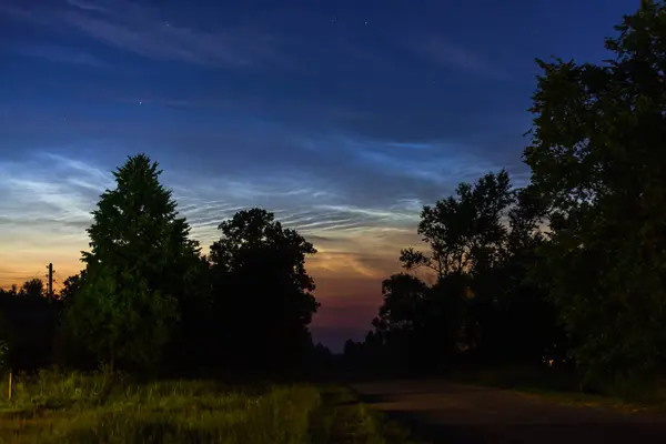 ロシアの村の夏の夜の道路ノクティルーツの雲に対する — ストック写真