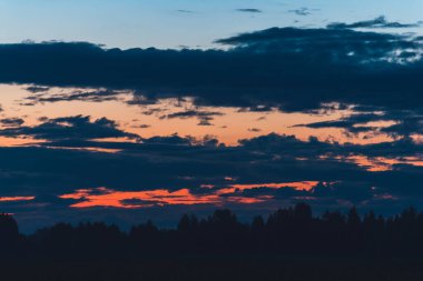 Bir yaz gecesinde şafak vakti bulutlar