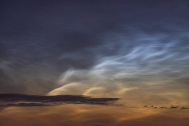 Geceyarısı bulutlar yaz gecesini kapatıyor. Nadir görülen atmosferik fenomen