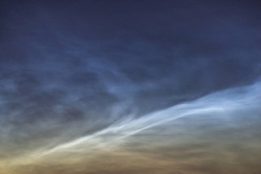 Geceyarısı bulutlar yaz gecesini kapatıyor. Nadir görülen atmosferik fenomen