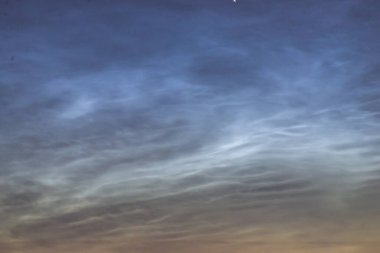 Geceyarısı bulutlar yaz gecesini kapatıyor. Nadir görülen atmosferik fenomen