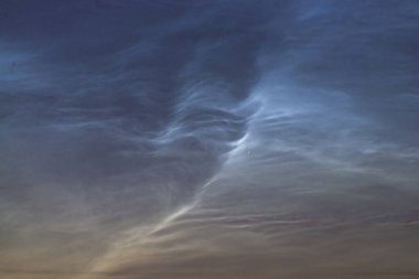 Geceyarısı bulutlar yaz gecesini kapatıyor. Nadir görülen atmosferik fenomen