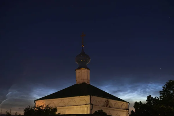 Zlaté Kopule Kostela Pozadí Noctilucent Mraky Zavřít Letní Noci — Stock fotografie