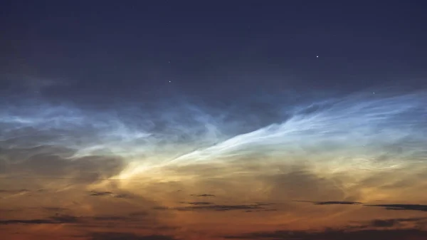 夏の夜は雲が閉まります 稀な大気現象 — ストック写真