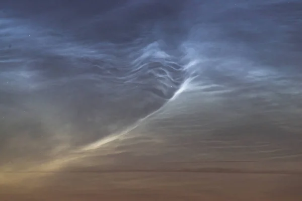 Geceyarısı bulutlar yaz gecesini kapatıyor. Nadir görülen atmosferik fenomen