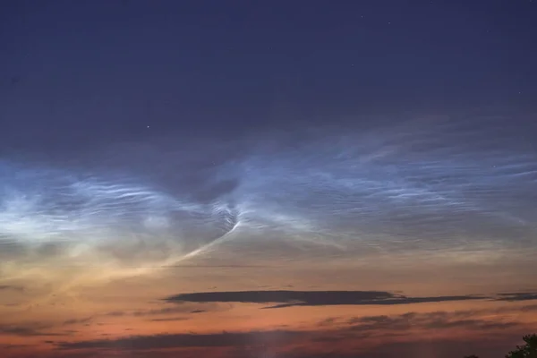 夏の夜は雲が閉まります 稀な大気現象 — ストック写真