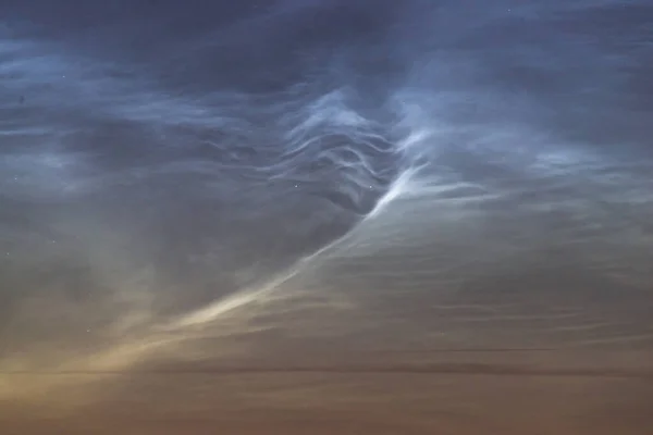夏夜的夜光云彩是夏夜的特写 罕见的大气现象 免版税图库图片