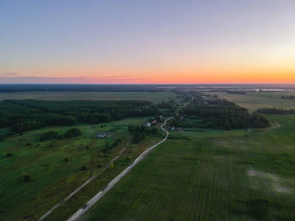 Widok Wysokości Quadcopter Krajobraz Przed Świtem Droga Polu Prowadzącym Wsi — Zdjęcie stockowe