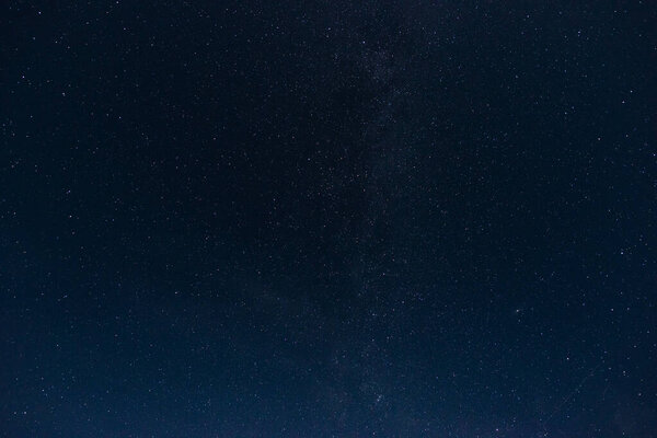 Звёздное небо с облаками летней ночью
