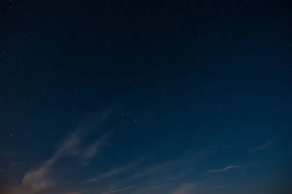 Gwiaździste Niebo Chmurami Letnia Noc — Zdjęcie stockowe