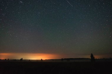 Yıldızlı gökyüzü tarlada yolun üzerinde