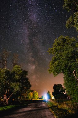 Yıldızlı gökyüzü ve samanyolu kırsalda.